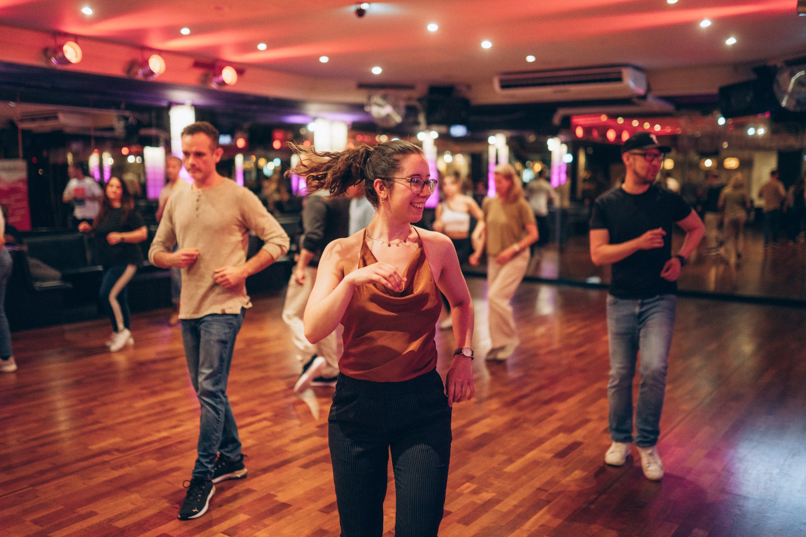 Eine Salsa-Lehrerin tanzt mit ihrem Schüler in einer Tanzschule in Köln.