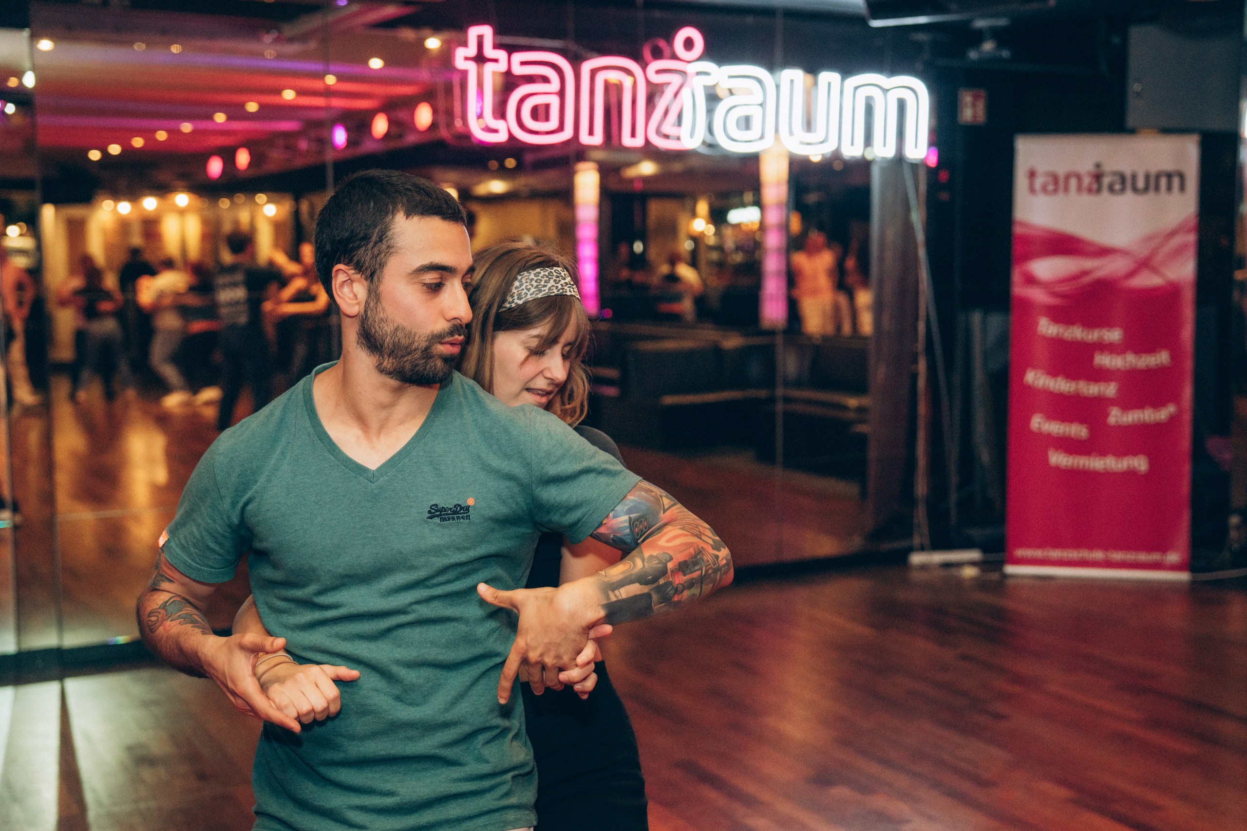 Zwei Menschen, die Bachata in einer Tanzschule tanzen.