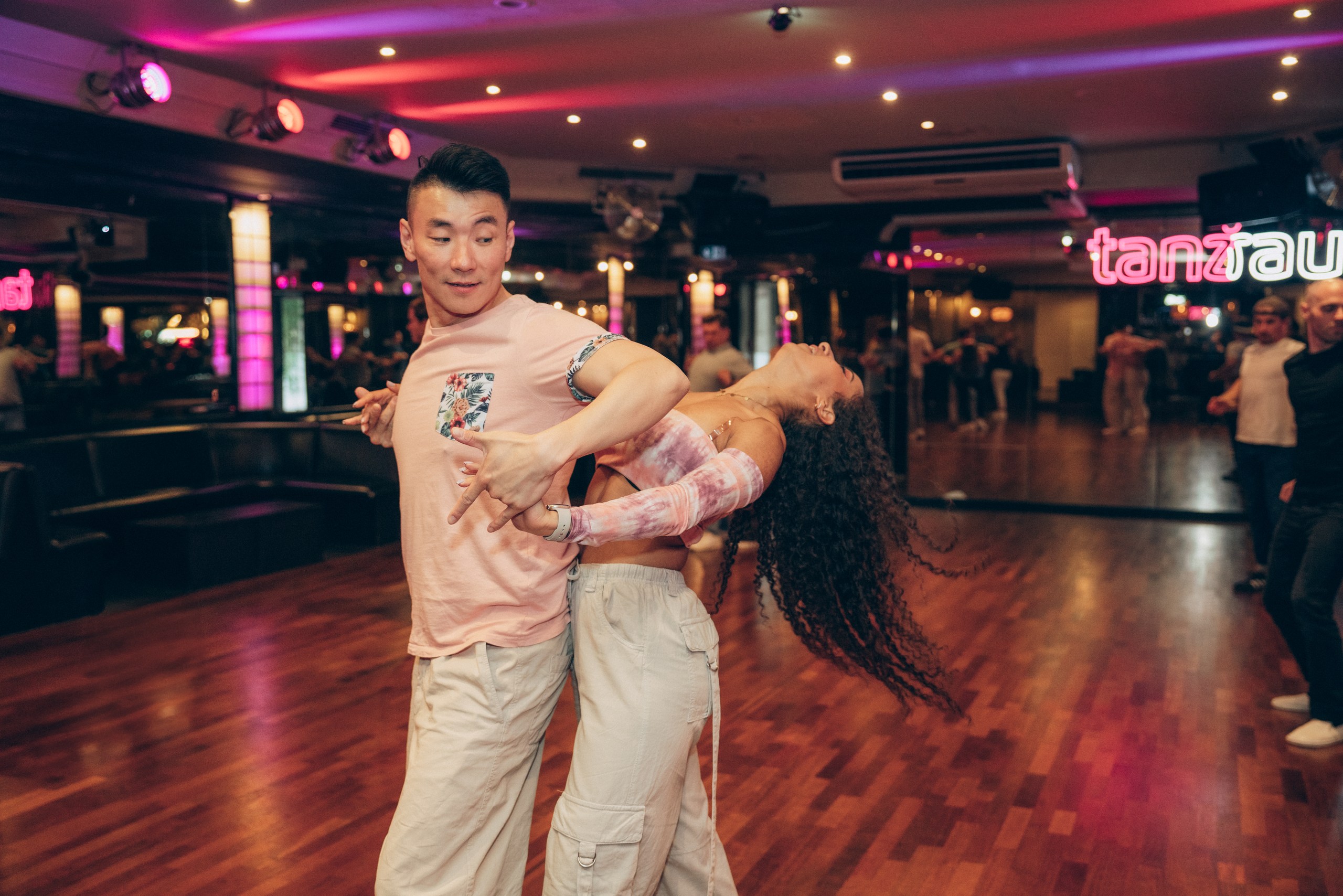Zwei Menschen tanzen Bachata Sensual in einer Tanzschule