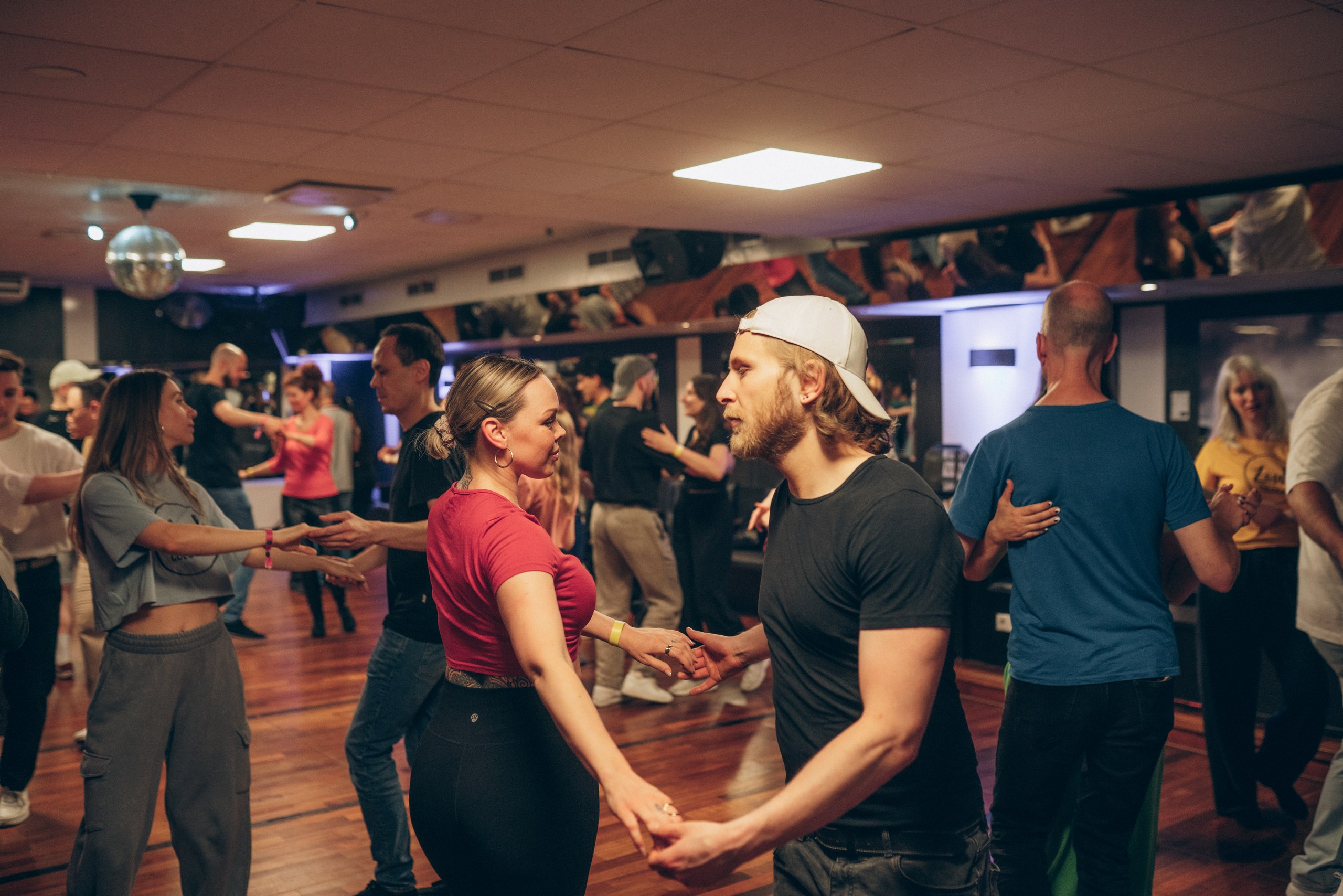Zwei Menschen stellen während eines Bachata-Sensual-Kurses Blickkontakt her