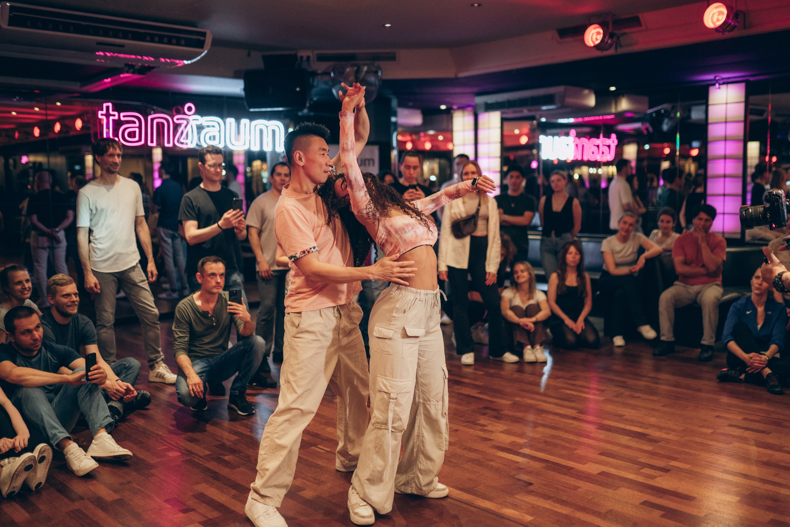 Zwei Bachata-Lehrer zeigen nach dem Bachata-Unterricht in einer Tanzschule in Köln eine Drehung