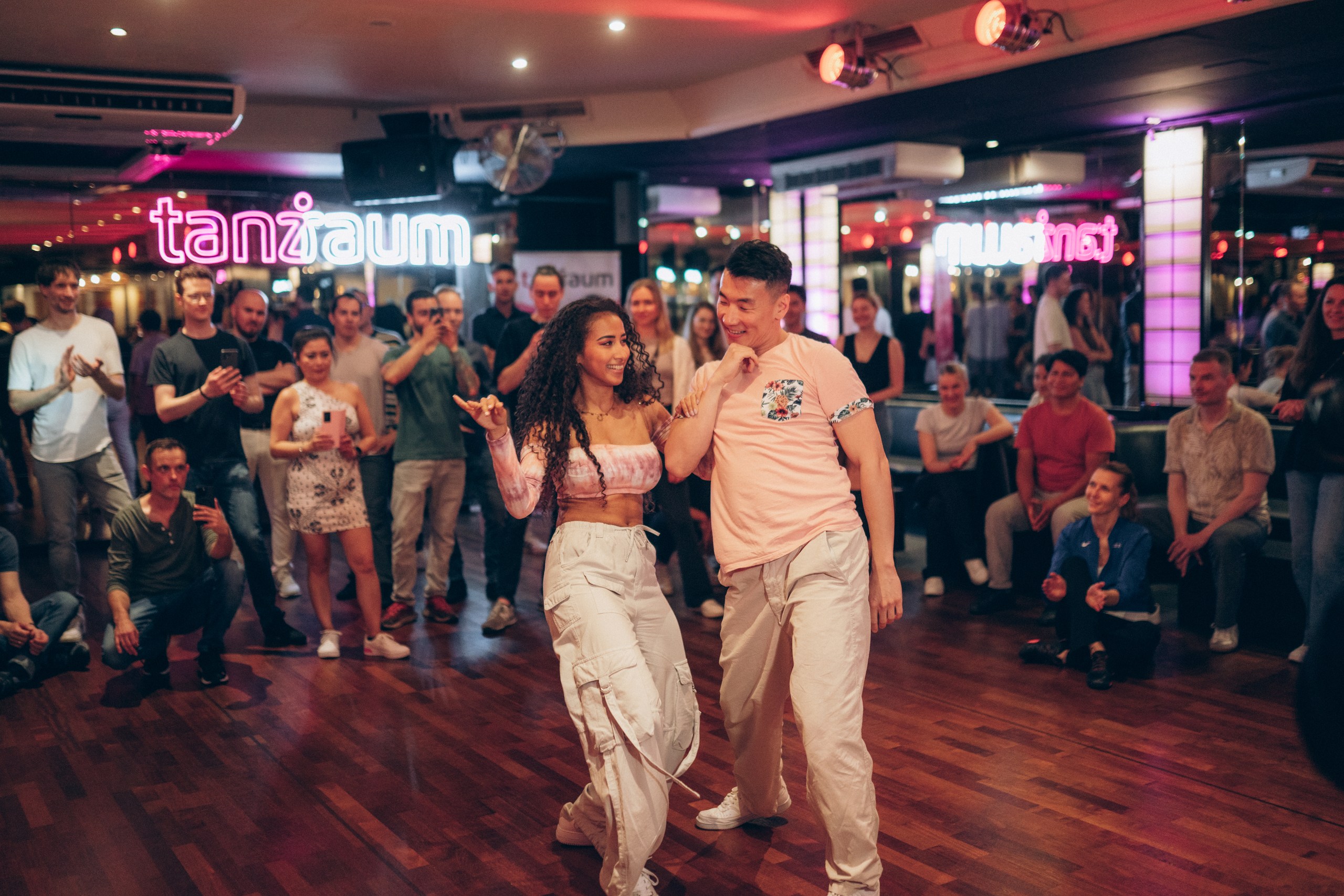 Zwei Bachata-Sensual-Lehrer tanzen vor ihren Schülern in einer Tanzschule