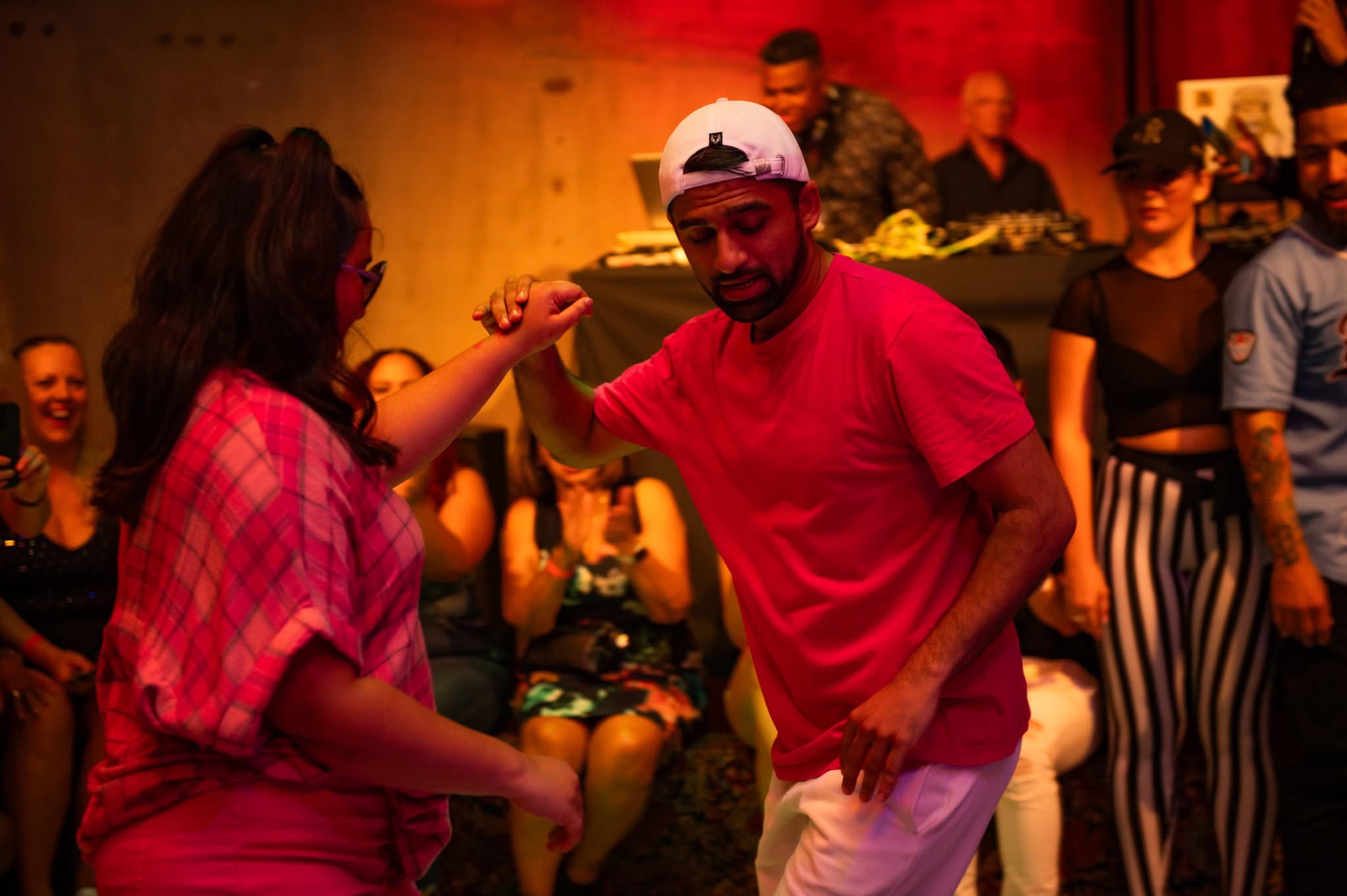 Zwei Menschen, die auf einer Bachata-Party Bachata tanzen