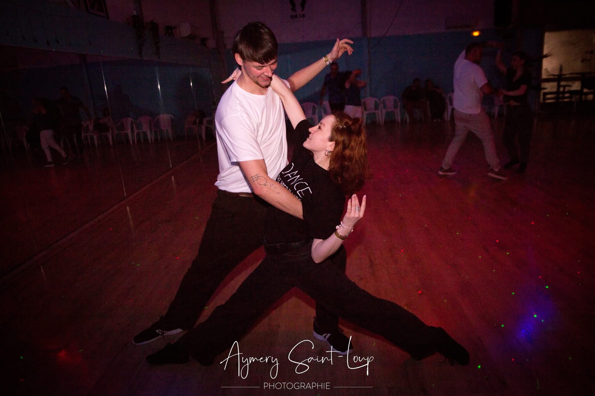 Zwei Menschen tanzen West Coast Swing in einer Tanzschule in Köln