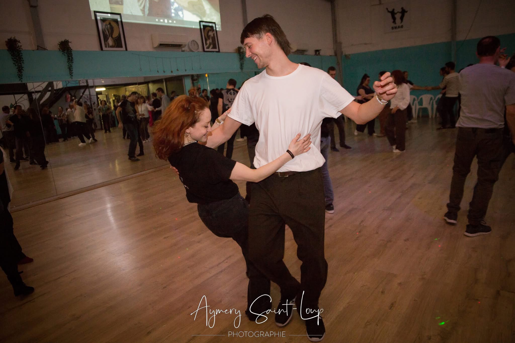 Zwei Menschen tanzen West Coast Swing in einer Tanzschule in Köln