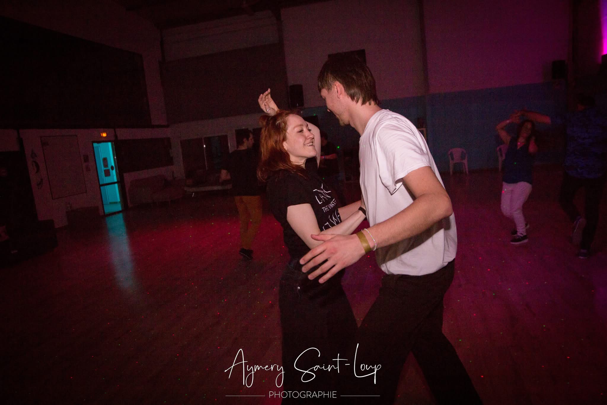 Zwei Menschen tanzen West Coast Swing in einer Tanzschule in Köln